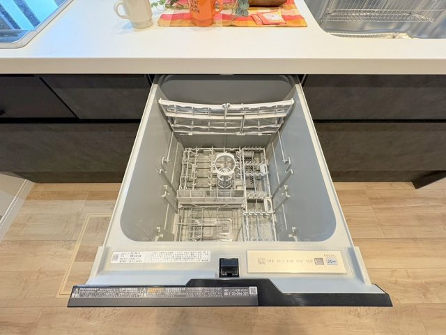 八潮市上馬場　新築戸建　全1棟のキッチン|家事の時短につながる食洗機完備
