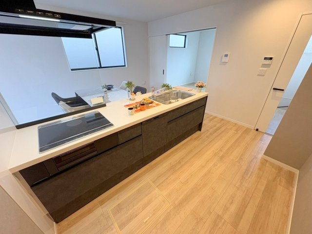 八潮市上馬場　新築戸建　全1棟のキッチン|IHクッキングヒーター・食洗機付のシステムキッチン