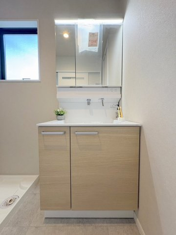 八潮市上馬場　新築戸建　全1棟の独立洗面台|三面鏡付きシャワードレッサーで朝の準備も快適