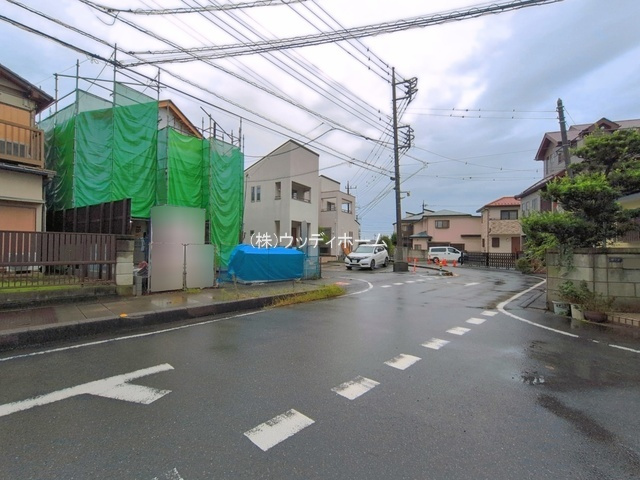 越谷市瓦曽根8期　新築一戸建ての前面道路含む現地写真