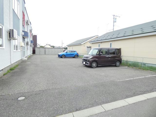 ハウスオブローズ10の駐車場