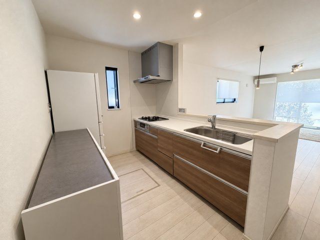 豊川市豊が丘町23－3のキッチン|対面式キッチンは、ご家族さまとのコミュニケーションを取りながら調理をすることができます。カウンター前にダイニングテーブルを設置する事で、リビングスペースとメリハリをつけてご利用頂けます。