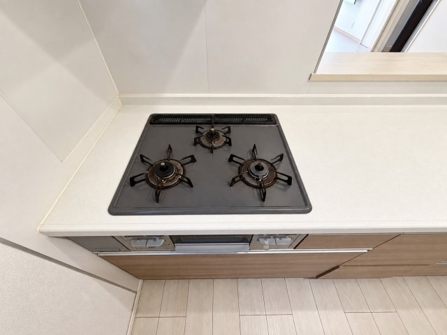 豊川市豊が丘町23－3のキッチン|機能充実のシステムキッチン！調理台、シンク、コンロが一枚の鉄板によって一体化されたキッチンです！収納も多く、作業がしやすく料理の効率が上がります。