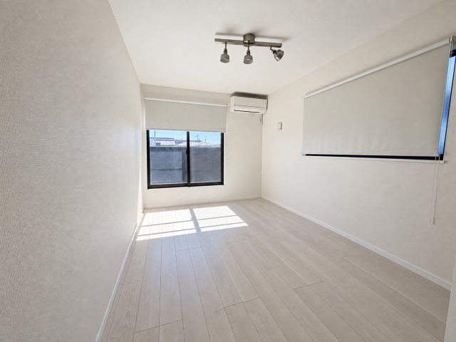 豊川市豊が丘町23－3の居間・リビング|主寝室はご夫婦がゆったりと休める落ち着いたプライベート空間として使えるお部屋です。
ベッドを置いてもゆとりがあり、リラックスして過ごせるのが魅力です！
