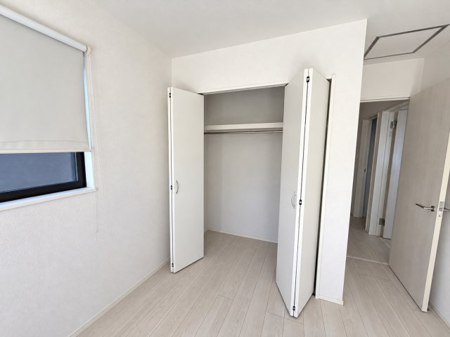 豊川市豊が丘町23－3の洋室|ベッドと勉強机を置いて丁度よい広さです。CLを備えているのでお部屋すっきり！
子ども部屋として使用するのに最適な広さで、家具の配置がしやすく居心地の良いプライベート空間です!