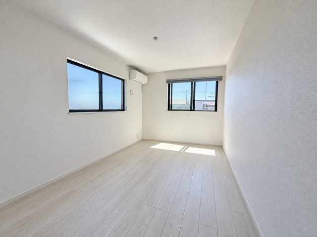 豊川市豊が丘町23－3の洋室|ナチュラル感のある洋室は、自分好みのインテリアが楽しめます!
