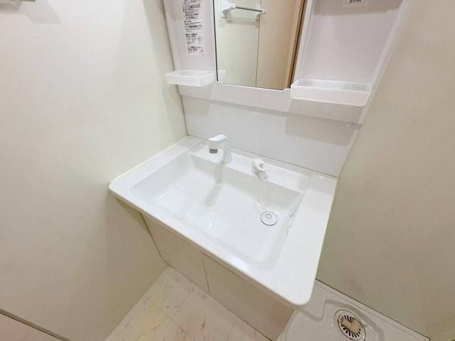 宝塚桜ヶ丘戸建ての洗面所|明るい洗面所です