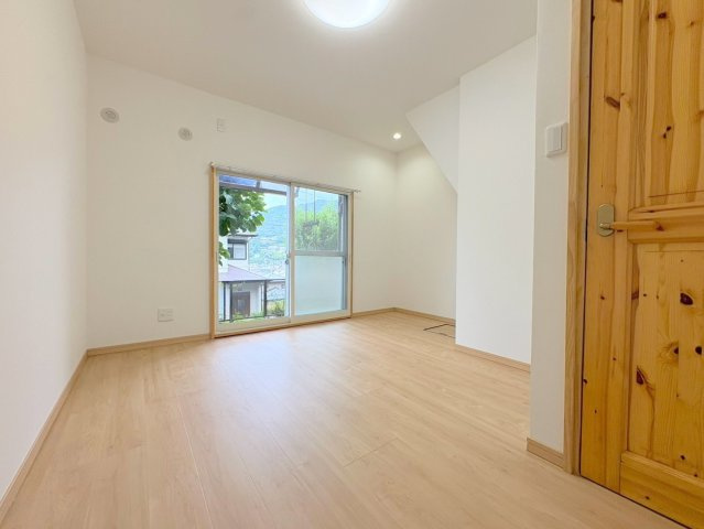 宝塚桜ヶ丘戸建ての洋室|明るい洋室です