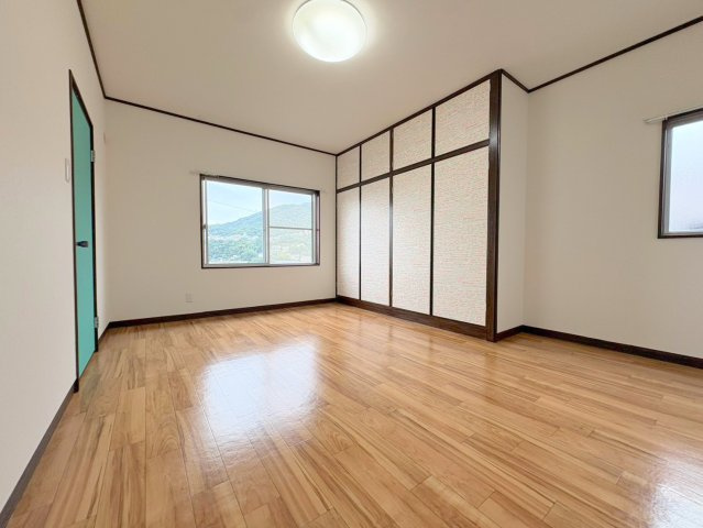 宝塚桜ヶ丘戸建ての洋室|落ち着いた色調の洋室です