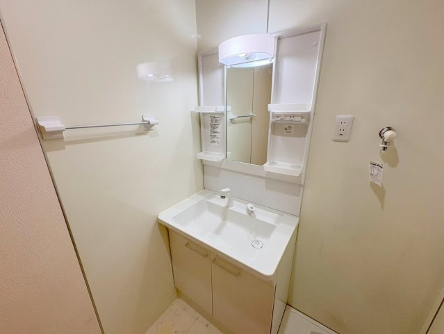 宝塚桜ヶ丘戸建ての洗面所|明るい洗面所です