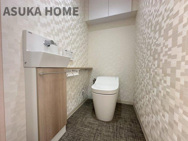 ジェイパークヴィラ横濱のトイレ|新規交換済！温水洗浄便座のトイレ設備です。トイレ内には手洗い器も設置してます。
