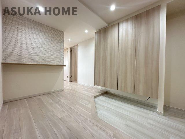 ジェイパークヴィラ横濱の玄関|マンションには珍しいワイドな玄関です。朝の忙しい時間も玄関で渋滞せずに出発できますね。