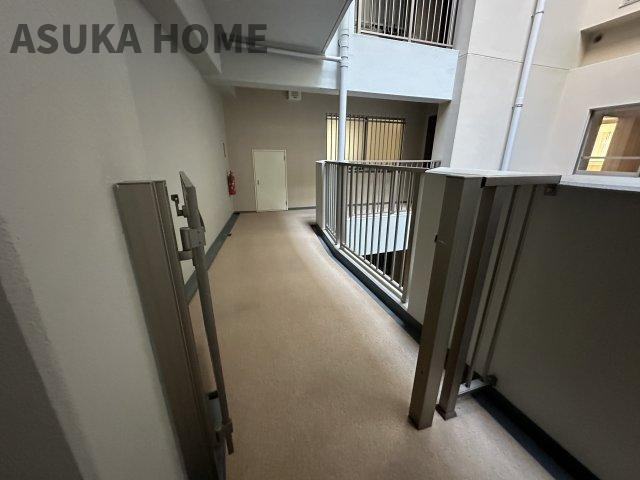 ジェイパークヴィラ横濱の玄関|プライバシー性も確保される専用玄関ポーチ付きの住戸です。