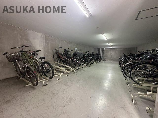 ジェイパークヴィラ横濱の駐輪場|屋内の駐輪場は大切な自転車を雨や錆から守ってくれますね。