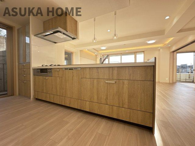 ジェイパークヴィラ横濱のキッチン|LDKが見渡せるカウンターキッチン、お料理をしながら家族との団欒の時間も過ごせるキッチンです。