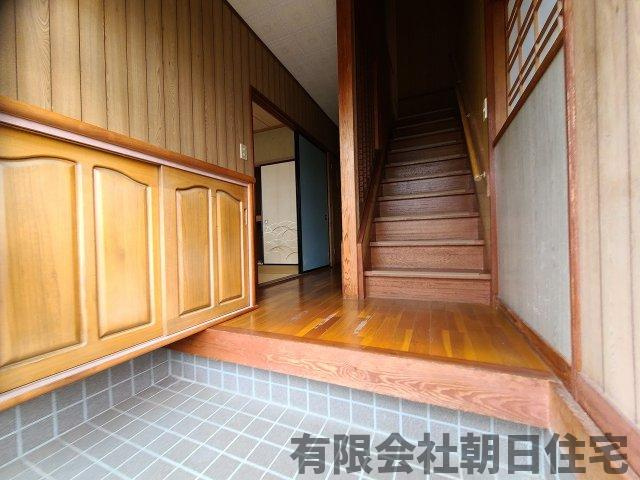 【玄関】 | 一の谷町 中古戸建 5DK | 収納もある玄関です