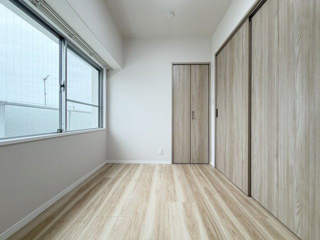 ネオコーポ嵯峨野の洋室|【4.1帖洋室】
全居室に収納を設けている為、生活感が出にくく住環境を広々お使いいただけます。（R8.10撮影）