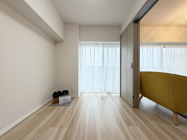 ネオコーポ嵯峨野の洋室|【4.8帖洋室】リビングと洋室はつなげてお使いいただくことも可能！開放感ある一室となり、ご家族揃ってゆったりした時間を過ごせそう…♪（R8.10撮影）