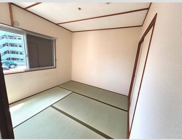 新芦屋ハイツの居間・リビング