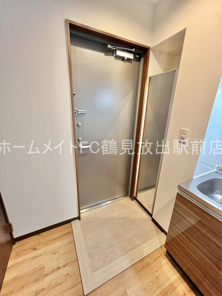 東大阪市高井田本通７丁目の賃貸マンションの玄関