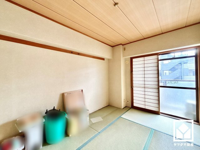 ライオンズマンション西宮高座B棟の和室|約6帖の和室です。バルコニーにつながるお部屋で、通風・陽当たり良好。