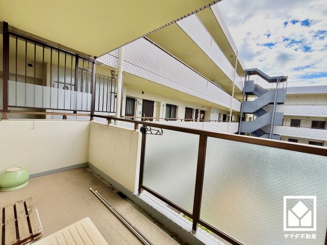 ライオンズマンション西宮高座B棟のバルコニー|南向きバルコニーで陽当たり、風通し良好。約8.4平米とゆとりのあるスペースが確保されており、物干し竿受け金具も備えているため、お洗濯物をたっぷりと干すことができます。