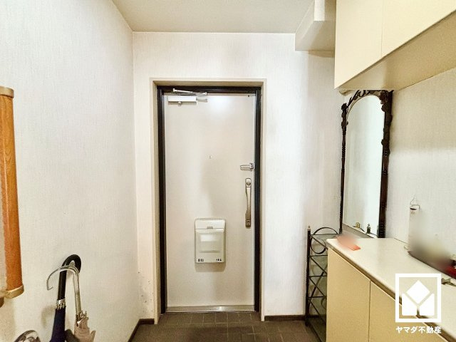 ライオンズマンション西宮高座B棟の玄関|玄関にはシューズボックスを設置。家族の靴もしっかり収納できるので、玄関がいつも片付き、気持ちよくお客様を迎えられます。