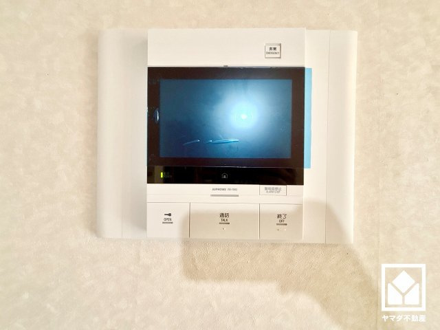 ライオンズマンション西宮高座B棟の防犯設備|突然の来訪時にも防犯面で心強いモニター付きインターホンを設置。お留守番中のお子様も、室内からスムーズに相手の確認ができます。