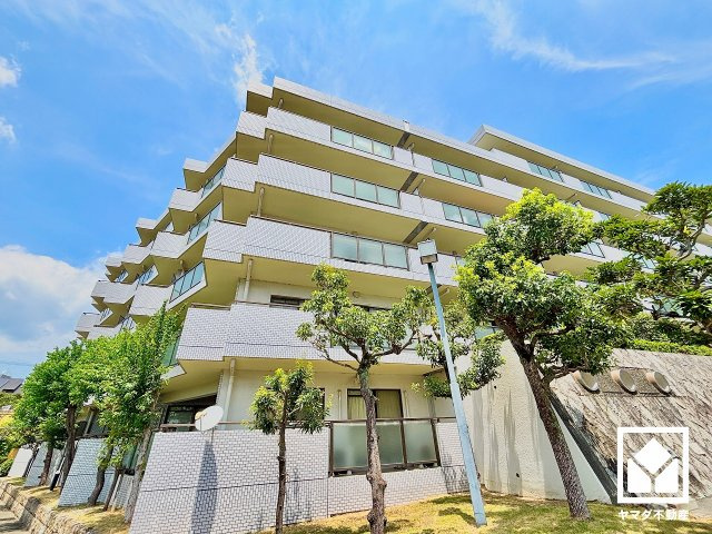 ライオンズマンション西宮高座B棟の外観|敷地内は木々が多く植えられていて、四季の移り変わりが感じられる緑豊かな景観です。自然を身近に感じながら、落ち着いた雰囲気の中でゆとりある毎日をお過ごしいただけます。