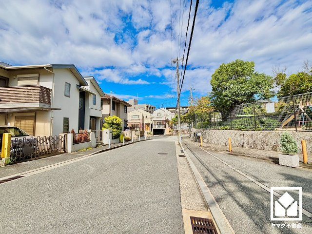 ライオンズマンション西宮高座B棟のその他|東側に新川が流れ、南側に遊歩道の整備された新池がある自然豊かなロケーション。都会の喧騒を忘れさせるせせらぎに満ちた環境が、日々の暮らしにゆとりと彩りをもたらしてくれます。