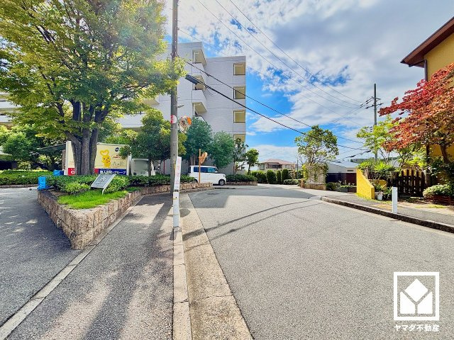 ライオンズマンション西宮高座B棟のその他|阪急バス・阪神バス「大社町」停まで徒歩5分（約400m）の立地。日中の移動や週末のお出かけなど、ライフシーンに応じたスムーズな移動を叶える、ゆとりある住環境です。