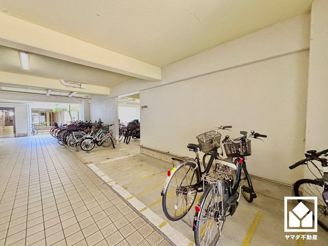 ライオンズマンション西宮高座B棟の駐輪場|敷地内に屋内駐輪場・バイク置き場を設置。雨や日差しの影響を受けにくく、大切なお乗り物の保管にも便利です。平置きなので、さまざまなタイプの自転車も置きやすい仕様です。