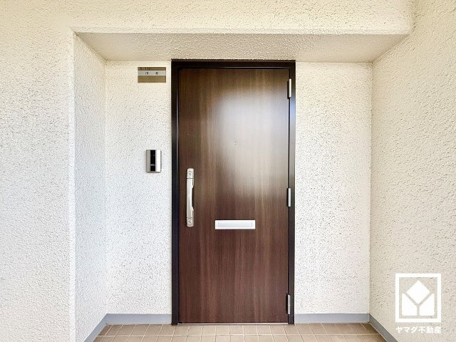 ライオンズマンション西宮高座B棟の玄関|シンプルで洗練された玄関デザイン。ナチュラルな木目調のドアが落ち着いた雰囲気を演出し、訪れる人々を温かく迎えます。