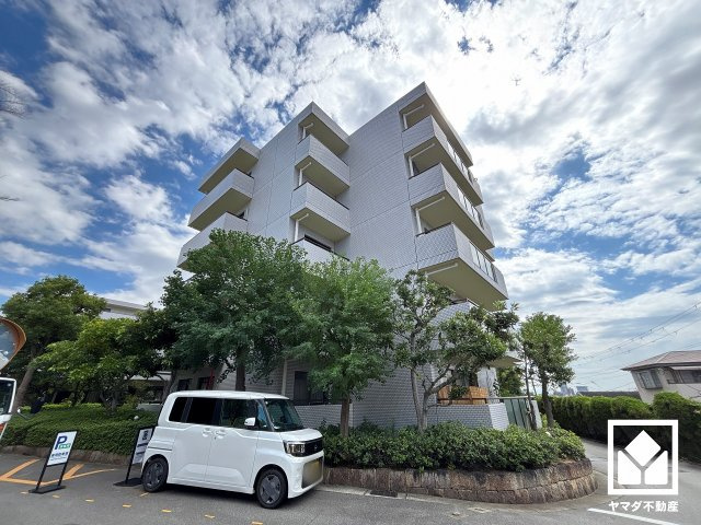 ライオンズマンション西宮高座B棟の外観|すべり台やブランコ、砂場などを備えた「高座西公園」が敷地北西側に隣接しており、子育て世帯の方にもお勧めです。天気の良い日や隙間時間に気軽に利用できて、お子様が遊び疲れてもすぐに家へ帰れる距離感です。
