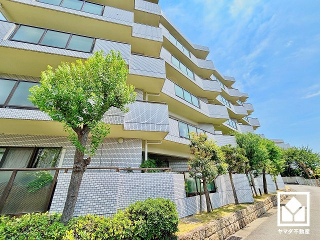 ライオンズマンション西宮高座B棟の外観|「関西スーパー大社店」まで徒歩5分、「ドラッグセガミ大社店」まで徒歩5分、「セブンイレブン西宮柳本町店」まで徒歩13分など、お買い物施設が徒歩圏内に複数あり便利な住環境です。