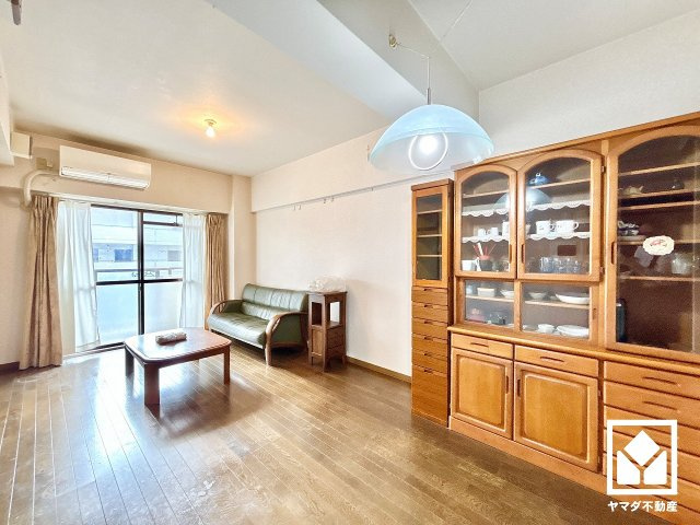 ライオンズマンション西宮高座B棟の居間・リビング|南向きの窓から自然光を取り込む、開放感あふれる暮らし。柔らかな光が降り注ぎ、明るく心地の良い空間。