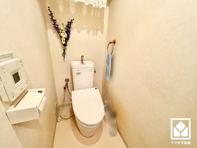 ライオンズマンション西宮高座B棟のトイレ|落ち着いたデザインと使いやすさを兼ね備えたトイレです。毎日使う場所だからこそ、快適性にも配慮されています。