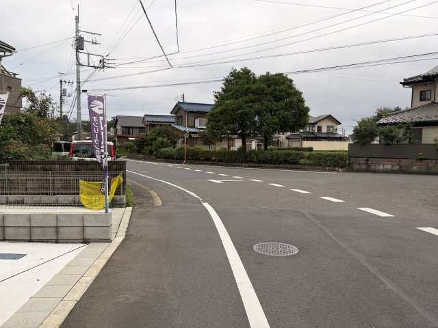 青梅今寺の前面道路含む現地写真|前面道路は幅員にゆとりがあり車庫入れもスムーズ。見通しが良く防犯面も安心です。