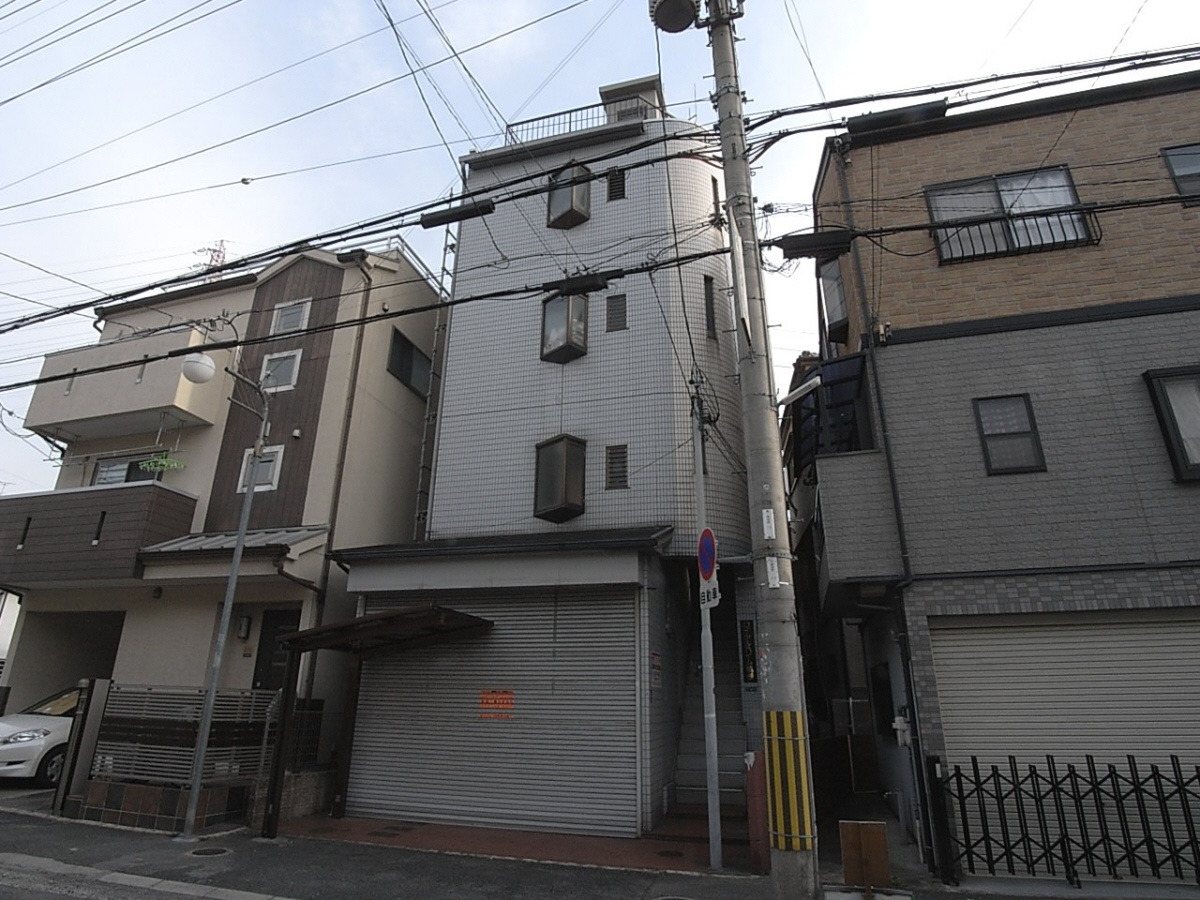 ロイヤルハイム楠根の外観
