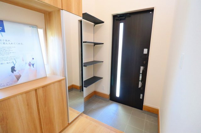 新築戸建・新築建売　郡山市昭和二丁目　小原田小・小原田中の玄関|大容量のシューズボックスと可動棚付き！小窓があり明るく気持ちの良い玄関スペースです！