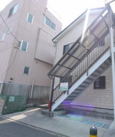 川口市大字里のアパートの外観