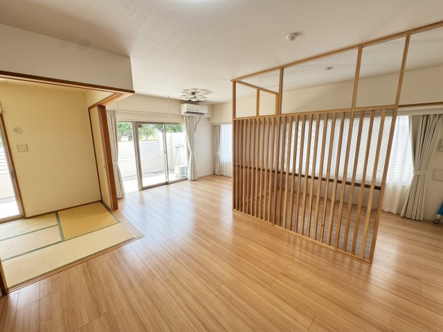 サーパス谷山緑地公園の居間・リビング|こちらのリビングで趣味の時間をお楽しみください