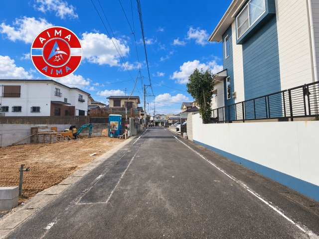 春日市塚原台3丁目第4-1棟（1号棟）の前面道路含む現地写真|前面道路は閑静な住宅地をはしる車通りの少ない道路。お車の出し入れが苦手なママや小さなお子様にも安心ですね。しっかり舗装もされているので、ベビーカーや自転車で通っても快適に通行できます。