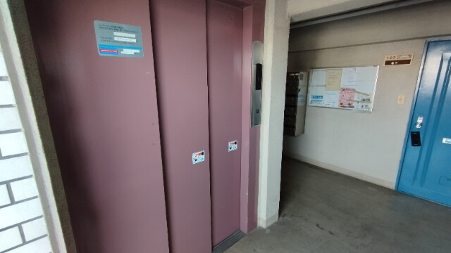 マンションフラワーのエントランス