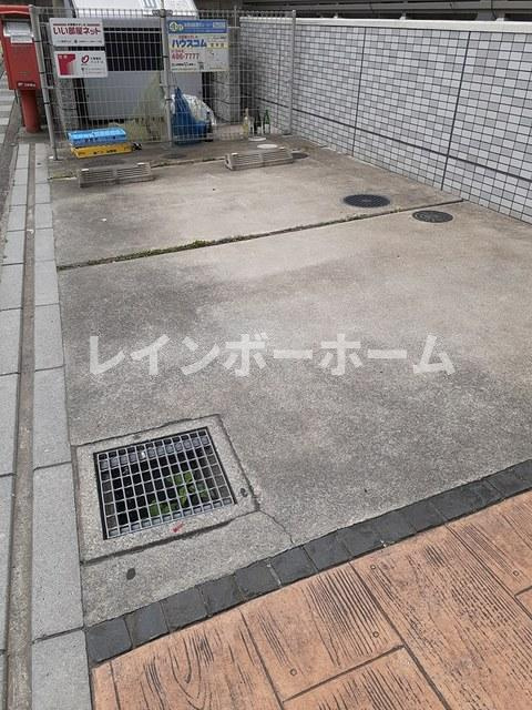 マヤ・カミーユの駐車場