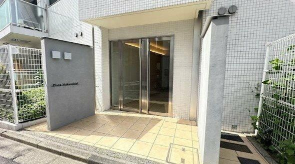 プラザ中落合のエントランス