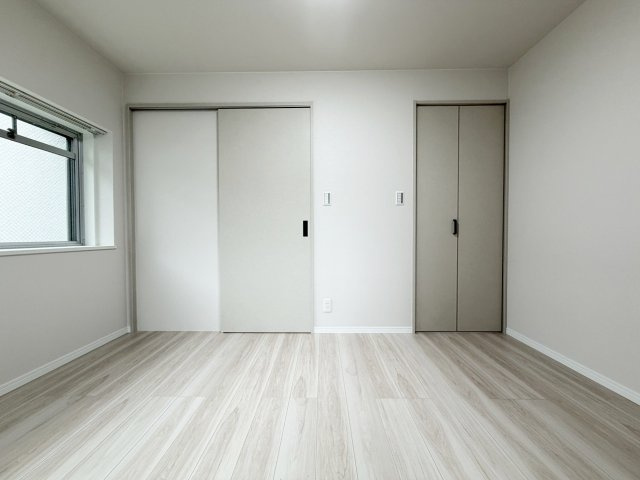 ライトコート嵯峨の洋室|全居室に収納を設けている為、生活感が出にくく住環境を広々お使いいただけます。（R8.10撮影）