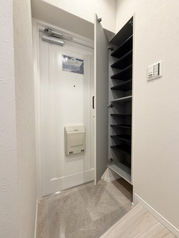 ライトコート嵯峨の玄関|住まいの「顔」となる玄関。スッキリした玄関にできるシューズボックスは欠かせない存在ですね♪（R8.10撮影）