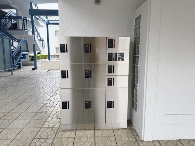 ライトコート嵯峨の設備|『宅配ボックス完備！』外出中もお荷物を受け取ることができ、再配達の手間が省けます♪（R8.10撮影）