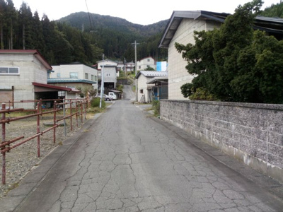 【前面道路含む現地写真】 | 大鰐町大字唐牛字沼田・土地物件 | 北西側前面道路は町道で幅員4mです。